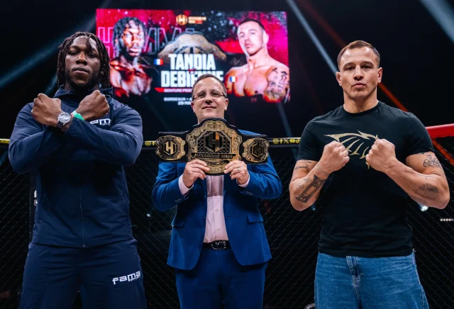 Le 29 mai à Bordeaux, rendez-vous à l’Arkéa Arena pour une soirée déjà annoncée comme le meilleur Hexagone MMA de l’histoire !

Oualy Tandia VS Romain Debienne pour la ceinture vacante des -77 kg. 🏅

D’un côté, le phénomène provocateur, invaincu et déjà incontournable du MMA français : Oualy Tandia.
Il a réclamé les noms les plus dangereux du pays et obtient enfin sa chance pour la ceinture.

De l’autre, un visage bien connu du MMA tricolore depuis des années : Romain Debienne.
Brutal, expérimenté et dangereux, passé par certaines des plus grandes organisations mondiales comme Bellator, KSW ou PFL.
Il a accepté le défi avec un objectif clair : stopper la hype et devenir champion.

🎟️ Prenez vos places dès maintenant pour ne pas louper ce combat pour la ceinture !
(Lien en bio du profil)

#HXMMA #HEXAGONEMMA #MMAFrance #Bordeaux